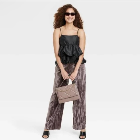 Black Ruffle Tank 🖤 - Picture 3 of 3